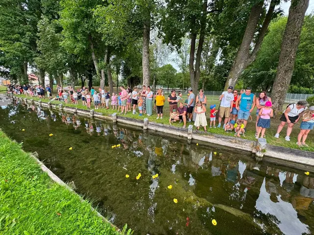 Gespannt verfolgen die Besucher am Ufer das Rennen der kleinen gelben Entchen und fiebern mit, welche Ente als Erste ins Ziel schwimmt. | Foto: GM Ober- Grafendorf
