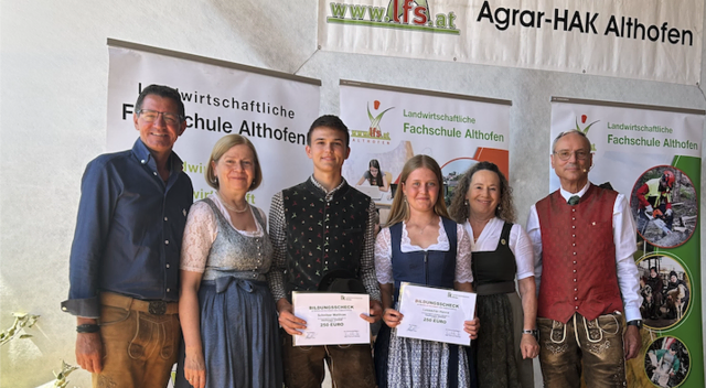 Präsident der LK Kärnten Siegfried Huber überreicht an die Jahrgangsbesten Matthias Schnitzer und Hanna Lassacher den Bildungsscheck.  | Foto: LFS Althofen