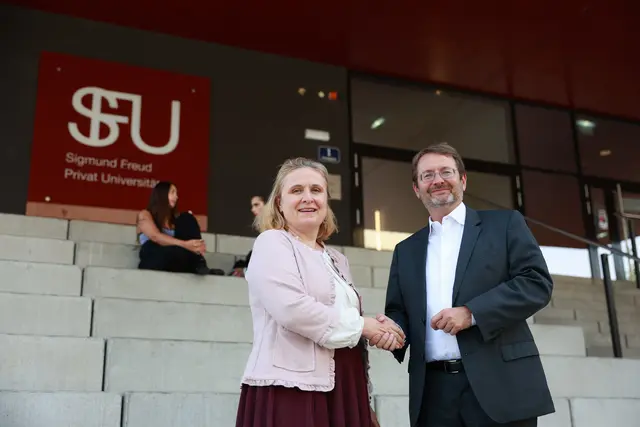 Die neue Dekanin der Medizin-Fakultät der SFU Katarzyna Krzyzanowska-Mittermayer und SFU-Rektor Johannes Pollak.  | Foto: Nick Rainer