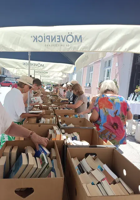 Der Flohmarkt bot Literaturliebhabern ausreichend neues Lesefutter. | Foto: Stadtamt Braunau