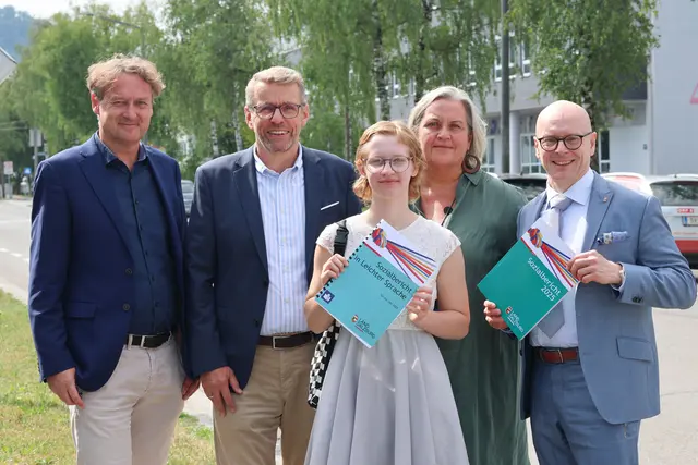 Im Bild: Landesrat Wolfgang Fürweger (re.) mit Andreas Eichhorn, Leiter Abteilung 3 (Soziales), Stefan Gockel, Leiter von "anderskompetent", Leonie Maiburger und Angelika Mader (beide von "anderskompetent"). | Foto: Land Salzburg / Franz Neumayr