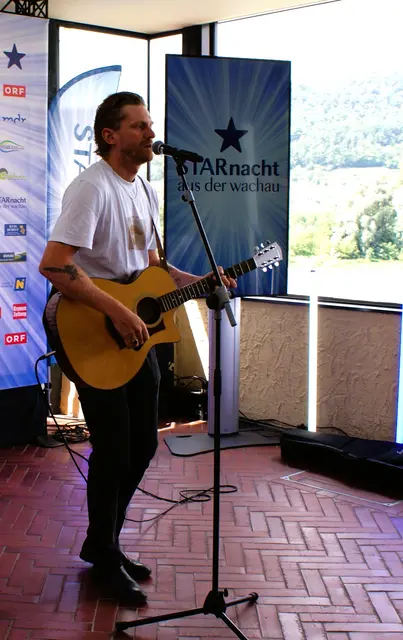 Musikalischer Vorgeschmack: Lucas Fendrich präsentierte auf der Terrasse des Schlosses Dürnstein seinen neuen Song | Foto: em