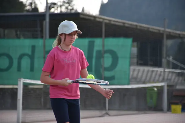 Der Tennis4Kids-Kindertenniskurs ist vor Kurzem gestartet und erfreut sich großer Beliebtheit. Insgesamt nehmen 28 Kinder teil.  | Foto: Zinterhof