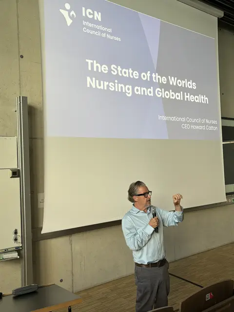 Pflegeexperte Howard Catton (links), CEO des International Council of Nurses (ICN) hielt einen Gastvortrag an der PMU Salzburg. | Foto: Lisa Gold