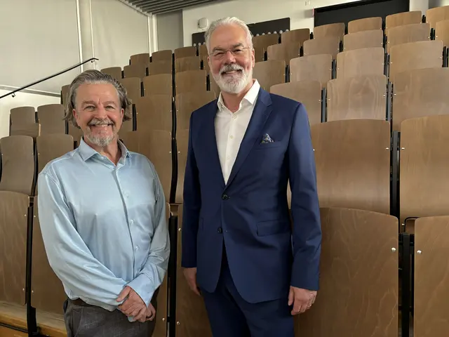 Pflegeexperte Howard Catton (links), CEO des International Council of Nurses (ICN) und Jürgen Osterbrink, Vorstand Institut für Pflegewissenschaft und -praxis an der PMU | Foto: Lisa Gold