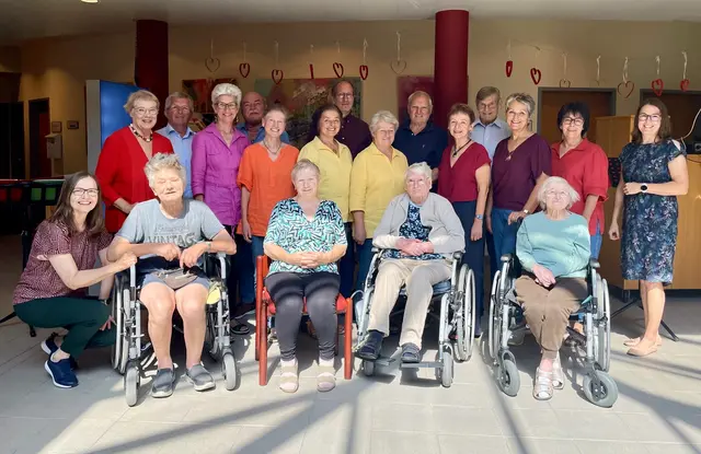Die Bewohnerinnen und Bewohner, Mitarbeiterinnen und Mitarbeiter des Hauses sowie 
Ehrenamtliche genossen die Lieder und Texte über das schöne Weinviertel und die Liebe. | Foto: PBZ Mistelbach