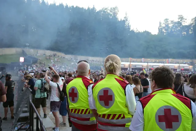 Teams des Roten Kreuzes bewegten sich am Gelände, um im Notfall rasch helfen zu können. | Foto: Rotes Kreuz Salzburg