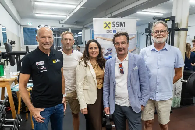 Im Bild v.l.n.r.: Thomas Wörz (Geschäftsführer und Sportliche Leitung des Salzburger Schulsportmodells), Michael Kulac (Landessportbüro), Direktorin Daniela Huber-Krimplstätter (HAK), Landesrat Martin Zauner und Roman Hinterseer (Präsident Landesfechtverband). | Foto: Land Salzburg/Neumayr/Hofer