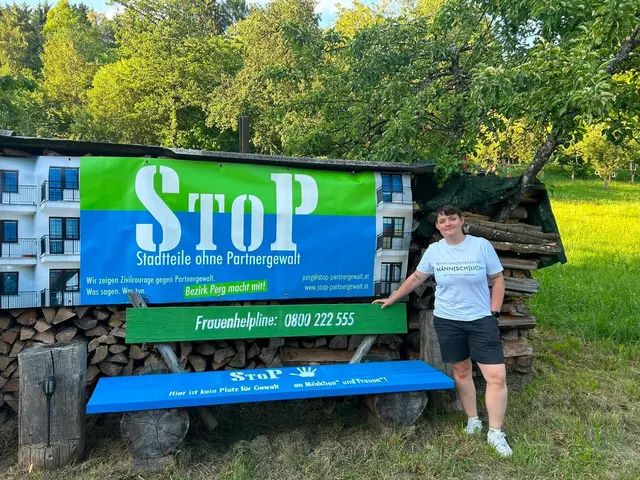StoP Gewalt Parkbänke in Pabneukirchen neu besprüht und eine vierte Bank aufgestellt.  | Foto: Hochgatterer