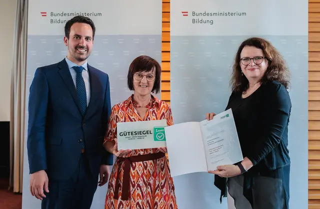 Für ihr herausragendes Engagement wurde die VS Schwarzautal von Bundesminister Christoph Wiederkehr (l.) mit dem Lesegütesiegel „Lesen. Deine Superkraft“ ausgezeichnet. | Foto: BKA / Valentin Brauneis  