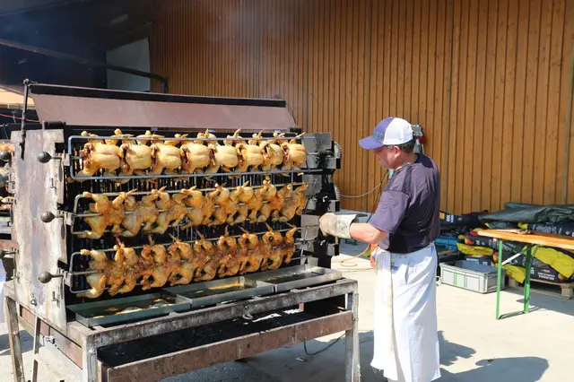 Am Sonntag gibt es Hendl vom Holzgrill und weitere Grillspezialitäten.  | Foto: FF Pupping