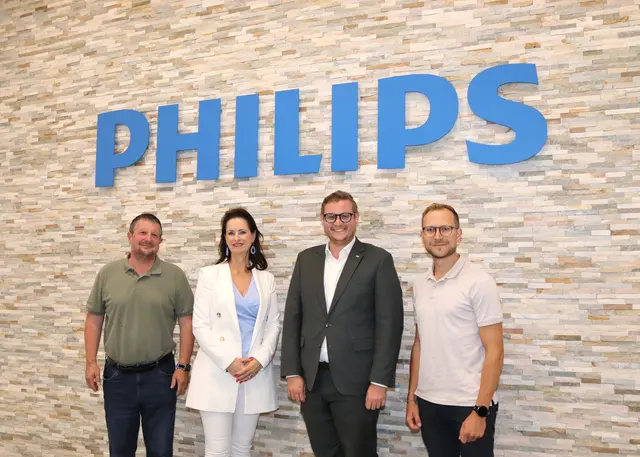 Wirtschaftsreferent Stadtrat Julian Geier besuchte Hans-Peter Rammel (Standortleiter Philips Klagenfurt), Ilse Rapatz (Personalleiterin Philips Austria) und Paul Podhajsky (Finanzmanager Philips Klagenfurt) in Österreichs einzigem Produktionsstandort von Philips.  | Foto: StadtKommunikation / Buchner