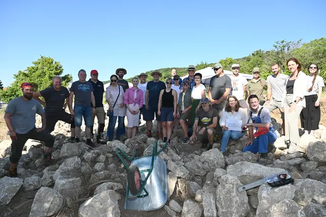 In dem auf zwei Jahre angelegten Projekt soll die Gumpoldskirchner Natursteinmauer weiter anwachsen.