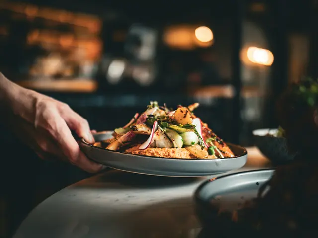 Im Service wurde besonderes Augenmerk auf Gästebetreuung, Fachkompetenz sowie ein sicheres und professionelles Auftreten gelegt. | Foto: unsplash/Maury Page (Symbolfoto)