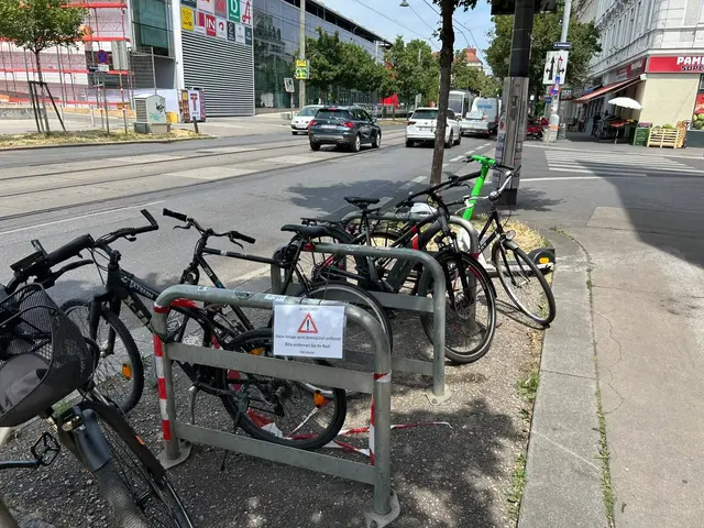 Die Räder werden samt den Bügeln an einen neuen Standort verlegt, sollten sie nicht selbst entfernt werden.  | Foto: Z.V.g.