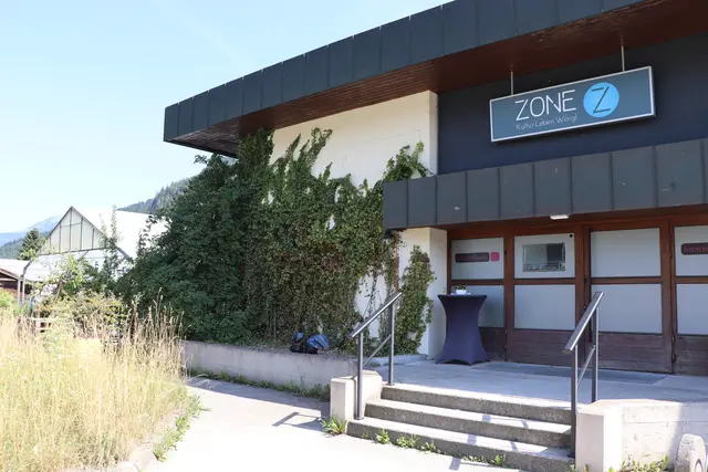 Das Kulturquartier Zone soll künftig das Herzstück eines neuen Wohnviertels in Wörgl bilden. Dahinter stehen Gewächshäuser, dort soll neuer Wohnraum entstehen.  | Foto: Martina Obertimpfler 