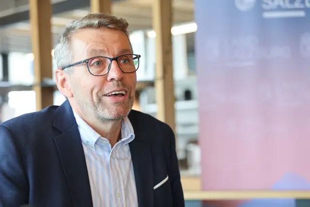 Stefan Gockel, Leiter von "anderskompetent" bei der Präsentation des Sozialberichts 2025. | Foto: Land Salzburg / Franz Neumayr