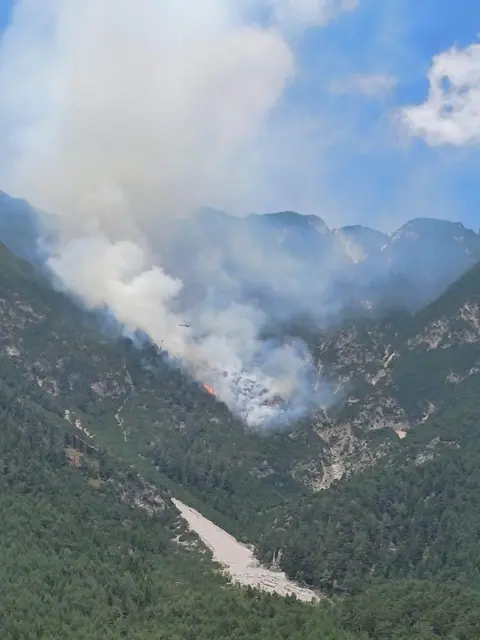 Waldbrand in Wildermieming im Bereich Grießlehn. Aufgrund der schwierigen Erreichbarkeit wurden ein Hubschrauber der Polizei Tirol und ein Hubschrauber der Polizei Vorarlberg zum Brandort angefordert, sowie weitere Hubschrauber nachgefordert.  | Foto: Feuerwehr Wildermieming