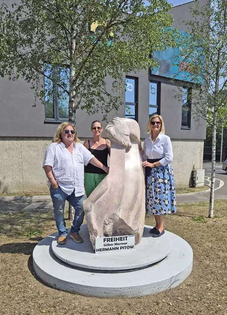 Künstler Hermann Pitow, Imelda Baierl-Melmer vom Kulturreferat und Bürgermeisterin Susanne Kaltenegger begrüßten die Skulptur am neuen Standort in unmittelbarer Nähe der Europabrücke. | Foto: Stadt Bruck