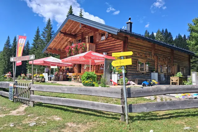 .. die Rosserhütte, mit ihrem herrlichen Blumenschmuck ist immer ein schönes Motiv.