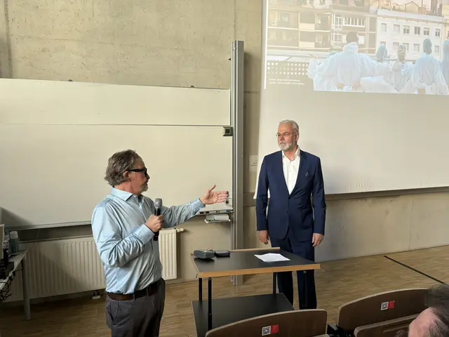Pflegeexperte Howard Catton (links), CEO des International Council of Nurses (ICN) und Jürgen Osterbrink, Vorstand Institut für Pflegewissenschaft und -praxis an der PMU | Foto: Lisa Gold