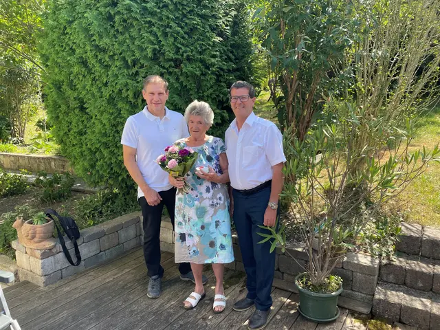 Bildunterschrift: Stadtrat Christian Köberl, Jubilarin Johanna Grabner und Bürgermeister Albert Pitterle gratulierten zum 90. Geburtstag und überbrachten die besten Wünsche der Stadtgemeinde Hainfeld. | Foto: GM Hainfeld