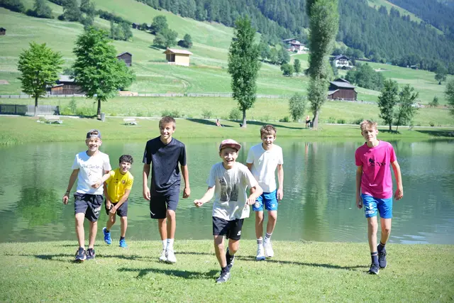 Sport, Spiel und Naturerlebnisse prägten den Tag am Kampler See: Die Teilnehmerinnen und Teilnehmer des EuregioSportCamps nutzten die gemeinsame Zeit für Bewegung, Spaß und grenzüberschreitende Begegnungen. | Foto: Land Tirol/Schallhart
