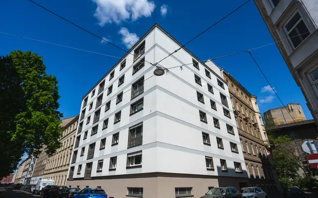 Die Sanierung des Altbaus in der Arenberggasse 4 wurde kürzlich fertiggestellt.  | Foto: RENOWATE/Jakob Felsner