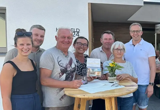Von links: Verena und Alexander Mitterlehner, Friedrich und Renate Fiedler, Anton und Manuela Reiter sowie Bürgermeister Fritz Robeischl bei der Spendenübergabe. | Foto: Stadtgemeinde Pregarten