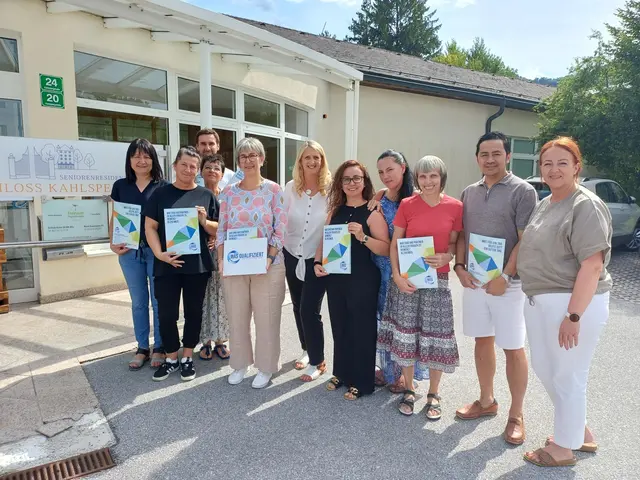 Ein Teil der geschulten Mitarbeiterinnen und Mitarbeiter: (von links) Svjetlana Mikerevic, Aida Rekic, Christina-Corina Cismasu, Christian Ferner, Kerstin Tautz (GF Seniorenresidenz Schloss Kahlsperg), Michaela Bichler (MAS Stiftung), Cigdem Akpinar, Emilia Csongova, Maria Schwaighofer, Christopher Arcilla, Sabina Huremagic (Pflegedienstleitung) | Foto: Caritas Salzburg