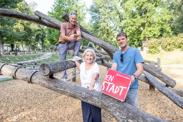 Stellten die Umfrage im Lehener Park vor. Im Bild: v.l.: Amtsleiter der Stadtgärten Christian Stadler, Stadträtin Andrea Brandner und Jugendbeauftragter Lukas Holzmann | Foto: Doris Wild / wildbild