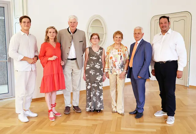 Bürgermeister Johann Zeiner, Vizebürgermeisterin Michaela -Haidvogel sowie die Gemeinderäte Erik Baldassari und Markus Waldner gratulierten den 75-jährigen Geburtstagskindern zu ihrem halbrunden Jubiläum: Joseph-Maria Riefel, Elisabeth Gruber und Livia Kühne (v.l.). | Foto: Marktgemeinde Maria Enzersdorf