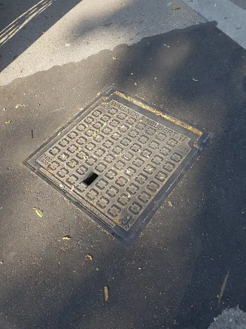 Das Kanalgitter ist jetzt ein Kanaldeckel. So besteht nicht mehr die Möglichkeit, sich dort mit dem Gehstock zu verfangen.  | Foto: BV18