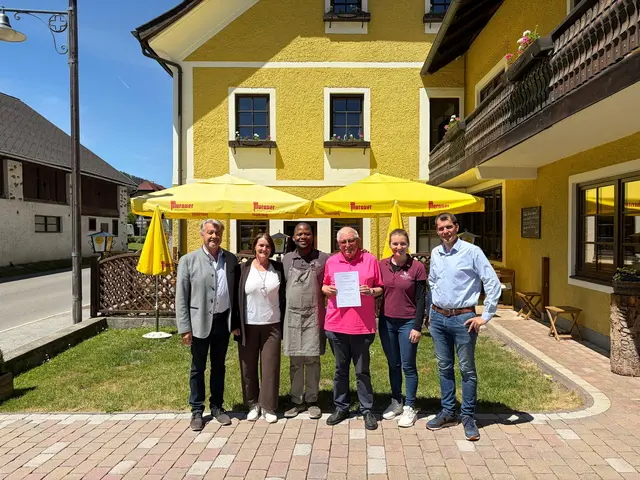 Im Bild v.l.: Bgm . Klaus Drießler, TVB Infostelle Thomatal: Heidi Pöllitzer, Gastgeber und Wirt: Sim Ndawonde, Jupp Hennen, Gastgeberin und Wirtin: Barbara Ndawonde, TVB Ortstelle Thomatal und Vize-Bgm.: Sebastian Moser | Foto: Heidi Pöllitzer