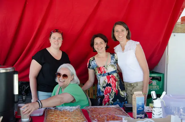 Marion Terler (vorne) unterstützte die Kaufleute Martina Lindner, Claudia Schermer und Sabrina Schweiger (v.l.) beim Verkauf von Kaffee &amp; Kuchen
