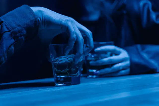 Bereits geringe Mengen Alkohol können die Reaktionsfähigkeit beeinträchtigen und das Unfallrisiko deutlich erhöhen. | Foto: Pexels (Symbolbild)