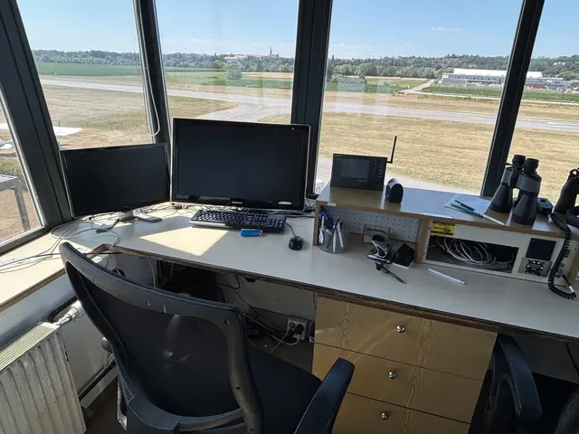 Über den Funkturm haben die Mitglieder einen guten Überblick über den Flugplatz.  | Foto: Leonie Stanzel