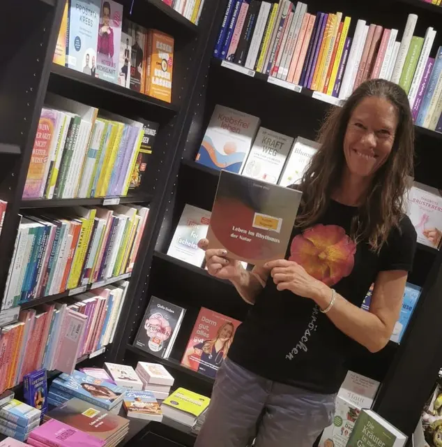 Nach ihrem ersten Buch 2024 legt die Leobener Fitness- und Vitaltrainerin Eveline Wolz nun nach. In  „Leben im Rhythmus der Natur“ verbindet sie Bewegung, Mentaltraining und saisonale Ernährung mit dem Lauf der Jahreszeiten. | Foto: Eveline Wolz