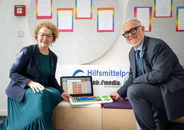 Bildungs-Landesrätin Christiane Teschl-Hofmeister und Thomas Höbart (Leiter NÖ Medienzentrum) setzten auf digitale Unterstützung, um Kindern mit Beeinträchtigungen den Zugang zum Lernen zu erleichtern.

 | Foto: NLK Pfeffer