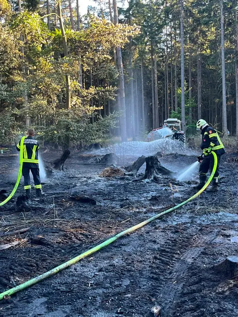 Feuerwehrmitglieder müssen in stark verrauchten Bereichen unter schwerem Atemschutz vorgehen. | Foto: Feuerwehren