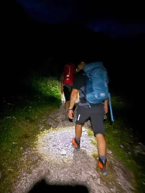Zu einem nächtlichen Einsatz mussten die Einsatzkräfte am Montag zu Fuß auf die Voisthalerhütte ausrücken. | Foto: Bergrettung Gebiet Hochschwab