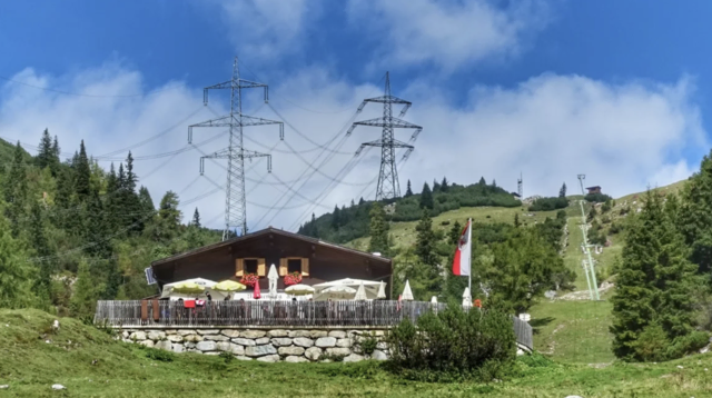 Die Marienbergalm, quasi umkreist von riesigen Elektro-Überleitungsmasten,. ©W. Kräutler