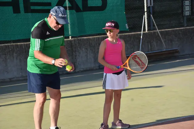 Gottfried Hochgatterer beim Nachwuchstraining.  28 Kids nehmen daran teil und können auch den ganzen Sommer gratis spielen. Sektion Tennis der SU Pabneukirchen.  | Foto: Zinterhof