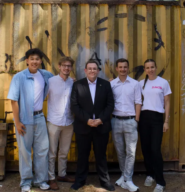 Neuer Landesvorstand der Junos Oberösterreich v.l.: Hongyu Jin, Manuel Holzer, Gregor Stadler, Lukas Mayrhofer und Verena Auer. Das Vorstandsmitglied Moritz Darillion fehlt auf dem Bild. | Foto: Junos/Hongyu Jin