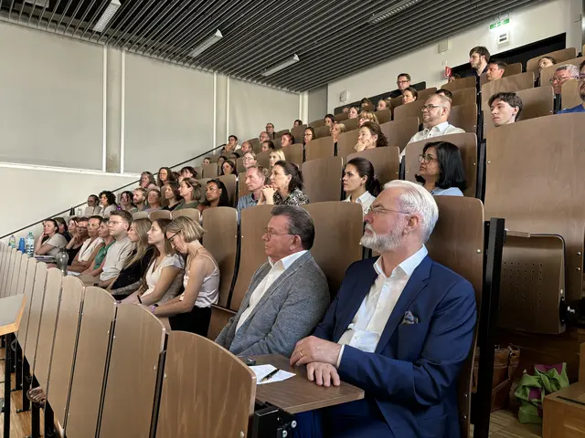 Gastvortrag von Howard Catton an der PMU. Im Bild auch Jürgen Osterbrink, Vorstand Institut für Pflegewissenschaft und -praxis an der PMU und der Pflegebeauftragte vom Land Salzburg, Karl Schwaiger | Foto: Lisa Gold