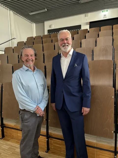 Pflegeexperte Howard Catton (links), CEO des International Council of Nurses (ICN) und Jürgen Osterbrink, Vorstand Institut für Pflegewissenschaft und -praxis an der PMU | Foto: Lisa Gold