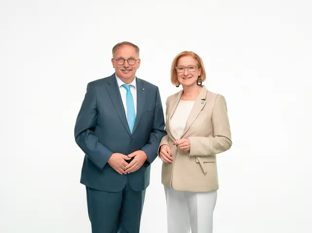 Für Landtagsabgeordneten Richard Hogl und Landeshauptfrau Johanna Mikl-Leitner ist die NÖ-Card ein Erfolgsrezept. | Foto: VPNÖ