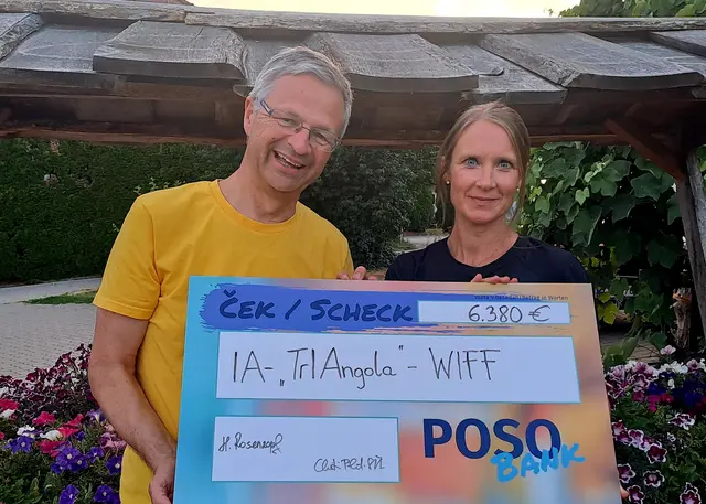 Obmann Hanzej Rosenzopf vom Verein "IniciativAngola" bei der Spendenübergabe mit Christiane Planteu-Sienčnik von der Wiff Frauen- und Familienberatungsstelle Völkermarkt | Foto: Sascha Sienčnik