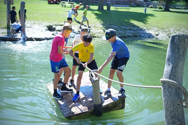 Teamgeist und Zusammenarbeit standen auch bei den Aktivitäten am Wasser im Mittelpunkt: Das EuregioSportCamp bietet den Jugendlichen aus Tirol, Südtirol und dem Trentino ein vielseitiges Sport- und Freizeitprogramm. | Foto: Land Tirol/Schallhart