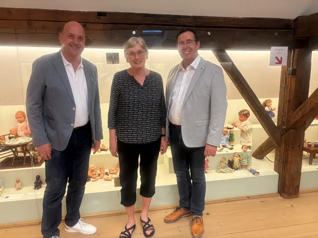 Von links: Bgm. a.D. Joachim Maislinger, Karin Gugg und der Bürgermeister von Wals-Siezenheim, Andreas Hasenöhrl. | Foto: Die Bachschmiede